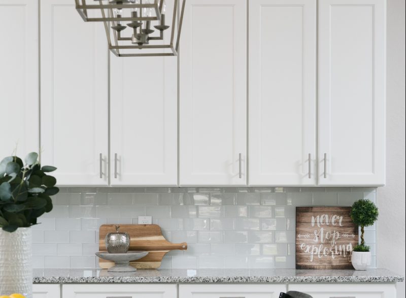 kitchen-backsplash-with-white-subway-tile